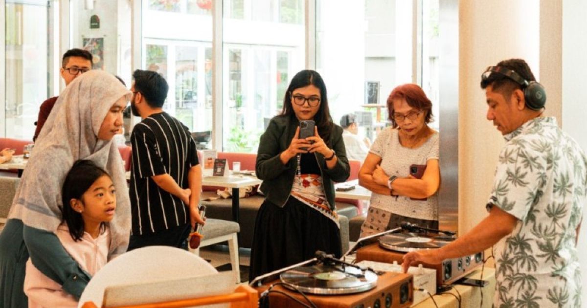 ARTOTEL Harmoni Jakarta Sulap Area Hotel Jadi Ruang Nostalgia Lewat Piringan Hitam Party