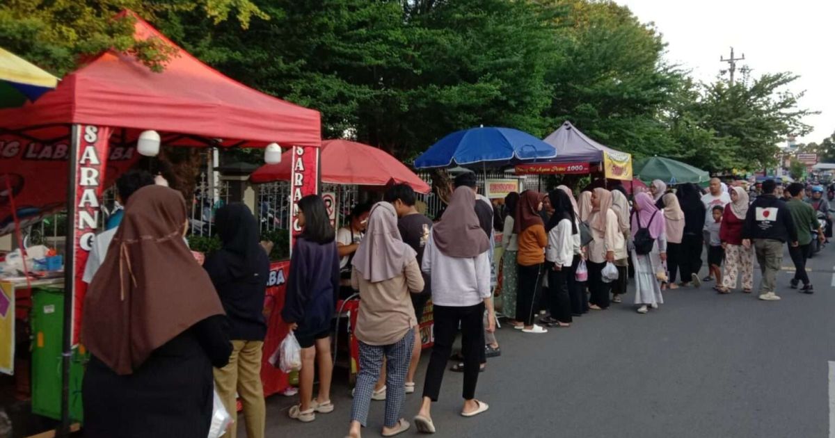 Fenomena War Takjil di Bulan Ramadan: Berkah Ekonomi di Balik Perebutan Kudapan Buka Puasa