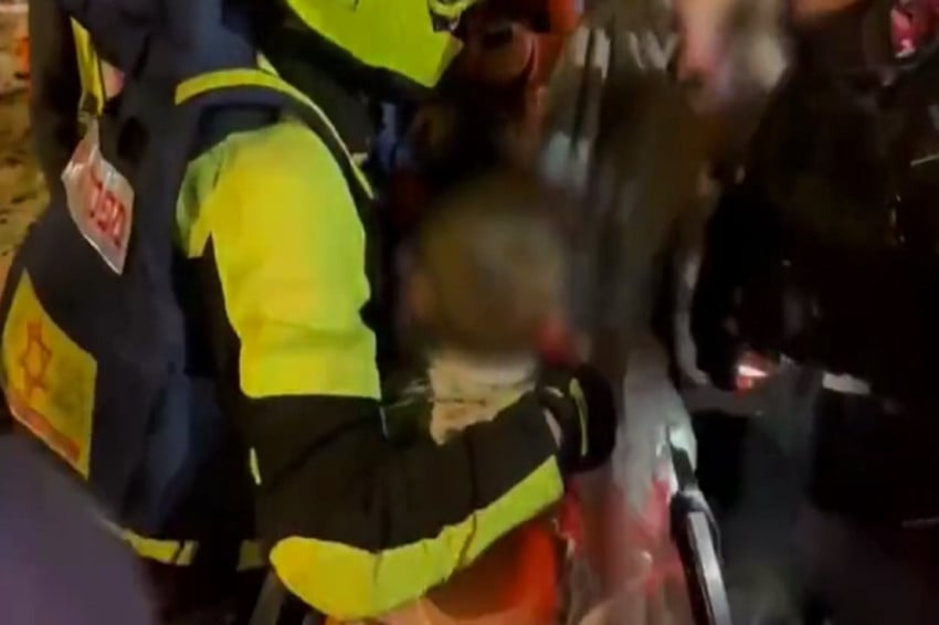 Serangan rudal balasan Iran menggempur Tel Aviv, Israel, dan menewaskan seorang wanita. Foto/Screenshot video Times of Israel