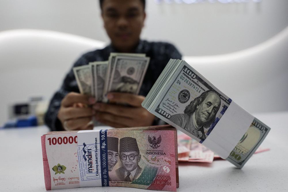Rupiah Tertekan: Dibuka Melemah di Tengah Gejolak Pasar Global Jumat Ini