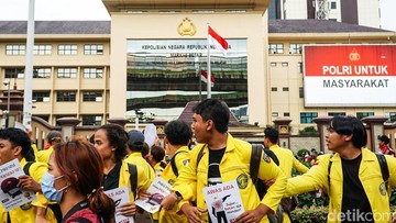 Aksi Kontroversial Mahasiswi UI Coret Serban Polisi Saat Demo, Ini Duduk Perkaranya