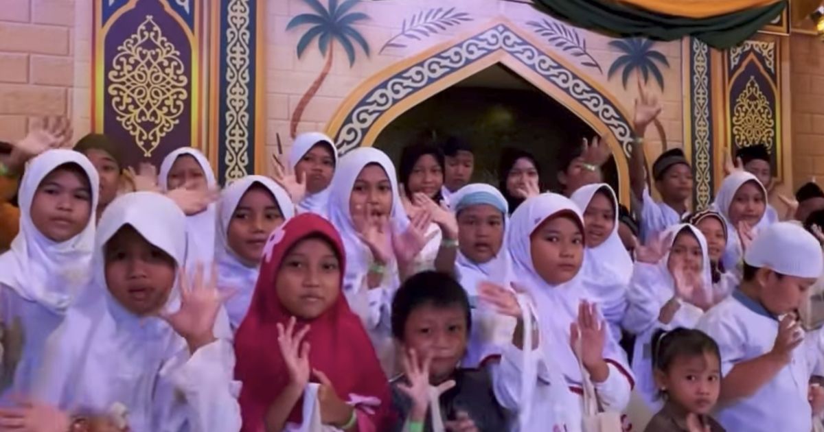 The Park Pejaten menggelar CSR "Berbagi Berkah Ramadan" dengan mengajak 50 anak yatim bermain dan menonton pertunjukan akrobat internasional asal Chile secara gratis. (Foto: ist)