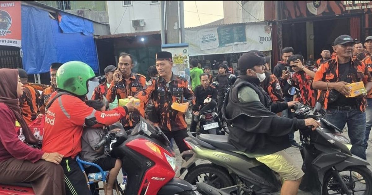 Pemuda Pancasila Medan Sunggal Tak Pernah Lelah Berbagi, Ratusan Warga Kembali Terima Takjil dan Sembako di Ramadhan 1447 H