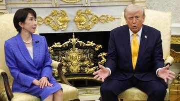 Perdana Menteri Jepang Sanae Takaichi (kiri) bertemu dengan Presiden AS Donald Trump selama pertemuan bilateral di Ruang Oval Gedung Putih pada 19 Maret 2026 di Washington DC. (Getty Images via AFP/ALEX WONG)