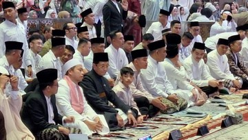 Momen Khidmat Idul Fitri: Gibran Rakabuming Raka dan Jan Ethes Salat Bersama di Jantung Ibu Kota