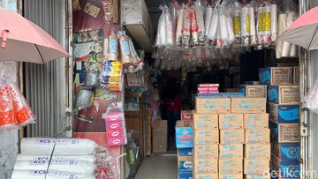 Gejolak Timur Tengah Picu 'Badai' Kenaikan Harga Plastik, Pedagang Bekasi Tercekik