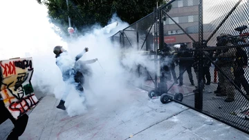 Foto: Polisi lepaskan gas air mata ke pendemo di Los Angeles (AP/Jill Connelly)