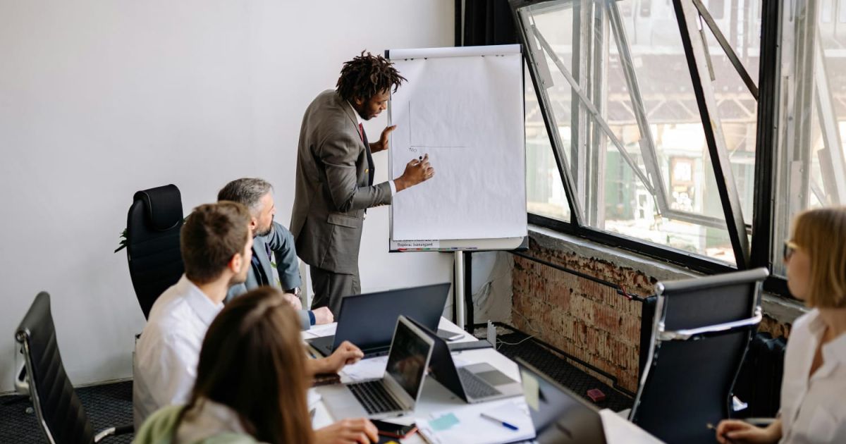 PT Katalis Vision Media Network memperkuat posisinya di industri media digital Indonesia melalui lima unit usaha strategis yang adaptif dan relevan bagi publik. [Ilustrasi/ pexels]