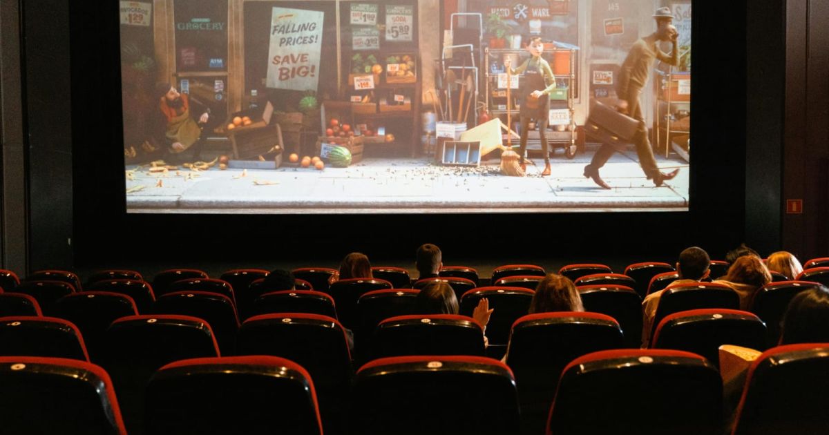 Seseorang sedang menonton film inspiratif dengan ekspresi wajah yang penuh semangat dan haru di sebuah ruangan yang nyaman.